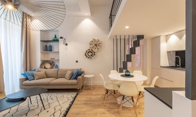 Old Town Apartment | COURS SALEYA : Brand-new! Old town and beach