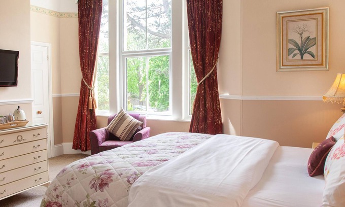 Torquay City Centre Bed & Breakfast | Court Prior Boutique B&B – Deluxe King + parking