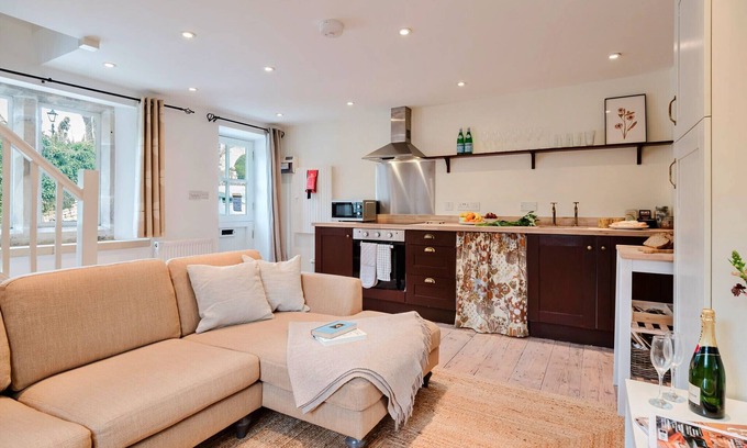 Painswick Cottage | Courtside Cottage