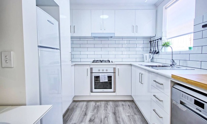 Glenelg North Apartment | Courtyard 2 bdm close to airport, beach & city