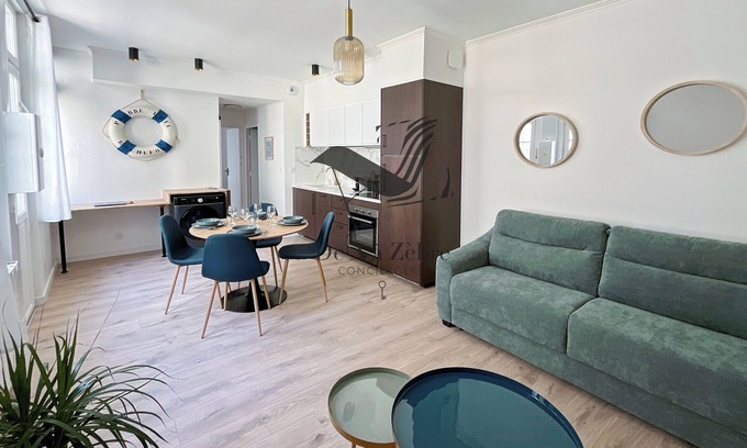 Rochefort Apartment | Courtyard apartment in the heart of the city