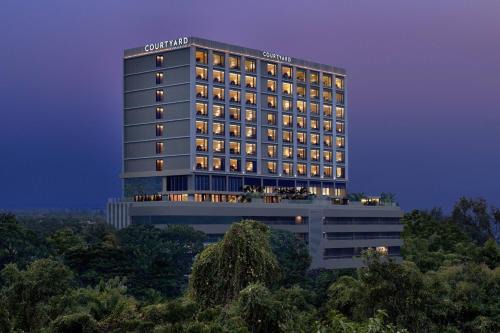 Thaltej Hotel | Courtyard by Marriott Ahmedabad Sindhu Bhavan Road