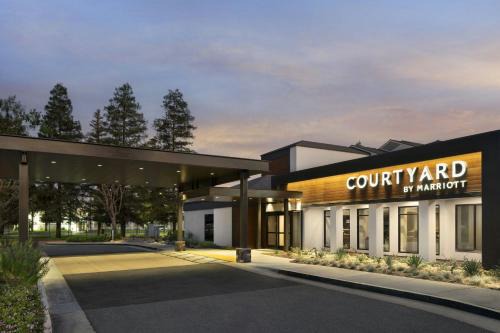 Bakersfield Hotel | Courtyard by Marriott Bakersfield