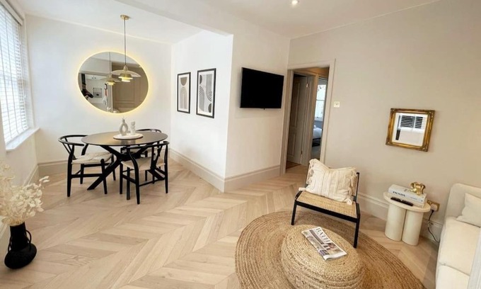 Newton St Loe Apartment | Courtyard Garden, Beautifully Finished Flat - BA1