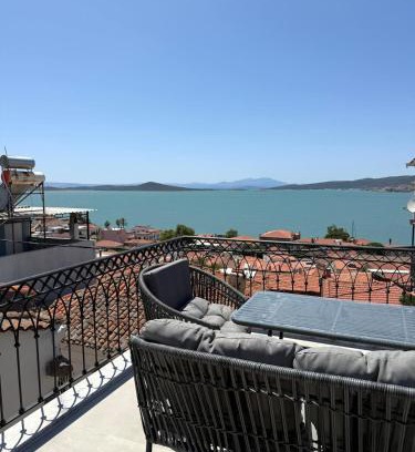 Ayvalik City Center Apartment | Courtyard Home w Lesvos Island View