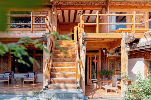 Shangri-La Bed & Breakfast | Courtyard Shangri-la 藏舍小院