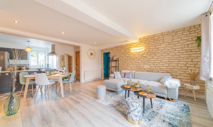 Corgoloin House | Courtyard side: House with terrace and garden