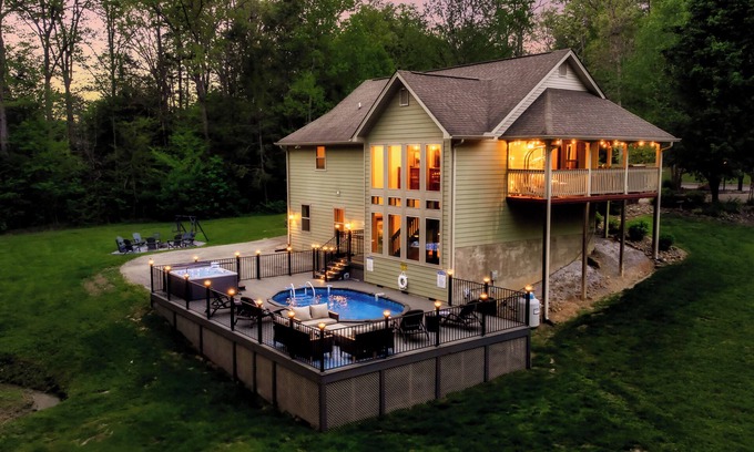 Gatlinburg - Pigeon Forge Cabin | Cove Creek Cabin ~ HeatedPool ~ Theater ~ Sauna ~ 2xGameRoom ~ FirePit ~ Fishing