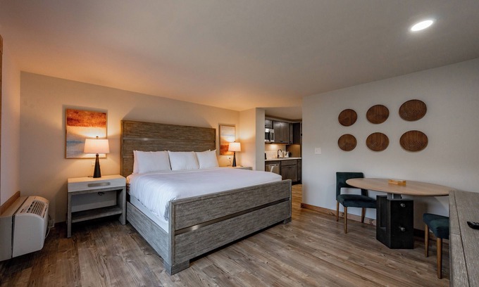 Thayerville Hotel | Cove Creek Lodge 105: Poolside Executive King Suite