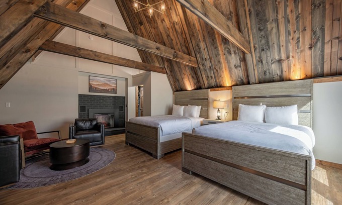 Thayerville Hotel | Cove Creek Lodge 220: Lakeside Double Queen Fireplace Room