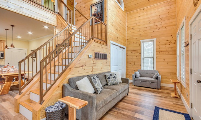 Richland Cottage | Covered Porch & Fire Pit: Cabin in Richland