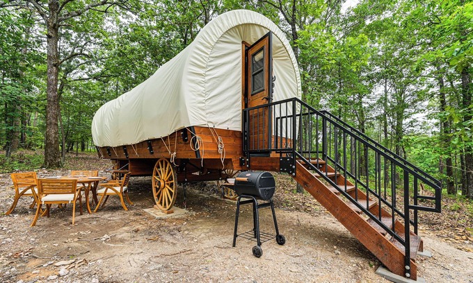 Hochatown Apartment | Covered Wagon Vacation Rental in Broken Bow!