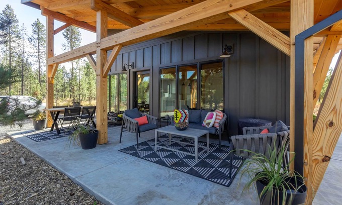 Sunriver House | COVI97 - Updated Backyard and Hot Tub
