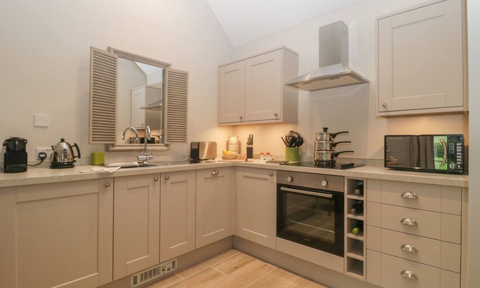West Knoyle Cottage | COW DROVE COTTAGE, romantic, character holiday cottage in East Knoyle