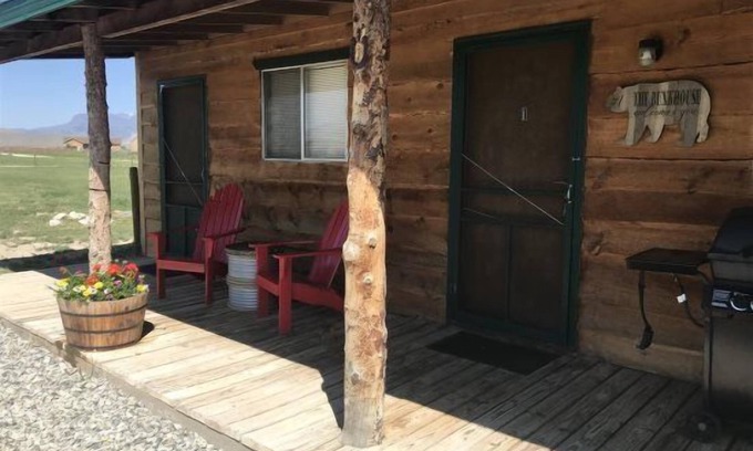 Cody Apartment | Cowboy Bunkhouse #1, rustic charm, located in South Fork Valley, 10 minutes from Downtown Cody