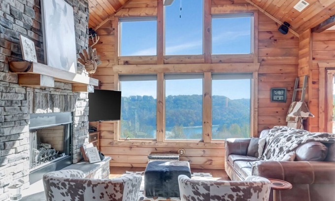 Smithville Cabin | Cowhide Cabin Lake Views Hot Tub