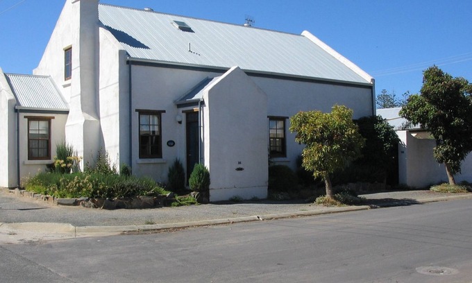 Port Elliot House | Cowsley House - Port Elliot