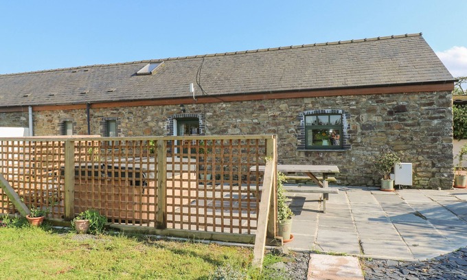 Haverfordwest Cottage | COWSLIP COTTAGE, pet friendly, with hot tub in Haverfordwest