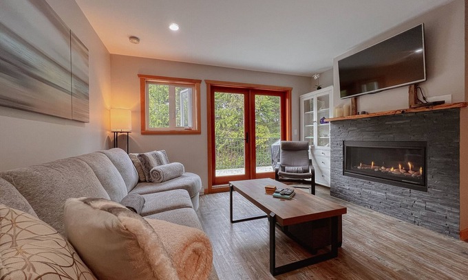 Tofino House | Cox Bay Retreat-Beach Access, Hot Tub, Fireplace