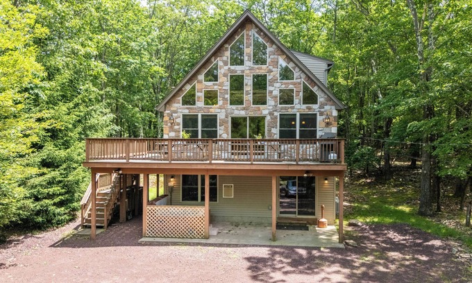 Lake Harmony Cabin | Coyote Cabin by AvantStay | Hot Tub + Walk to Lake