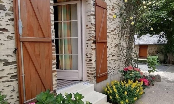 Aze Cottage | Cozy Professional Gîte: 2 Bedrooms, Near Château-Gontier, Parking & WiFi