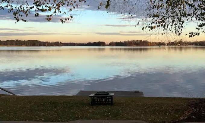 White Lake Cottage | Cozy 3 bedroom fully furnished lake view house!