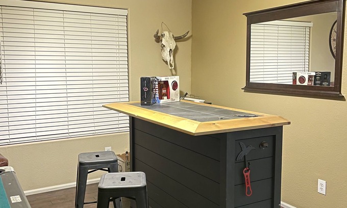 Maricopa House | Cozi 3 bedroom with pool table and full bar