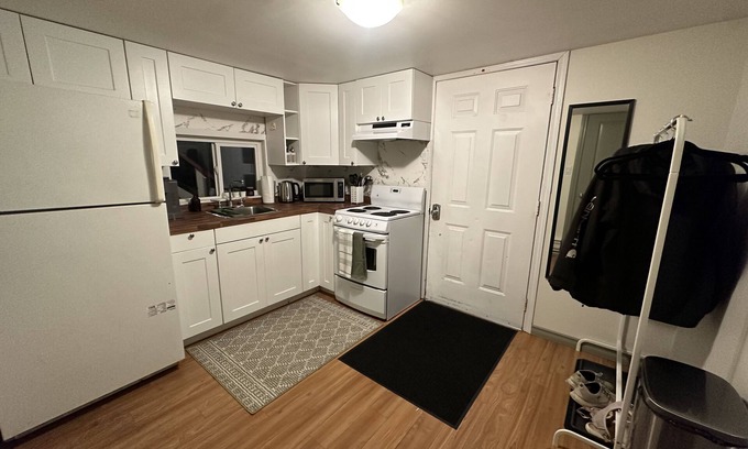 Hastings House | Cozy 1 bed/1 bath suite, 20min to downtown, near transit & grocery stores
