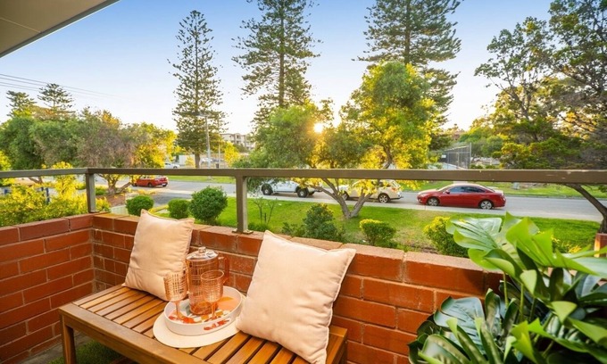 Mosman Park Apartment | Cozy 1-Bed Apartment in Mosman Park with Ocean Views and Modern Décor