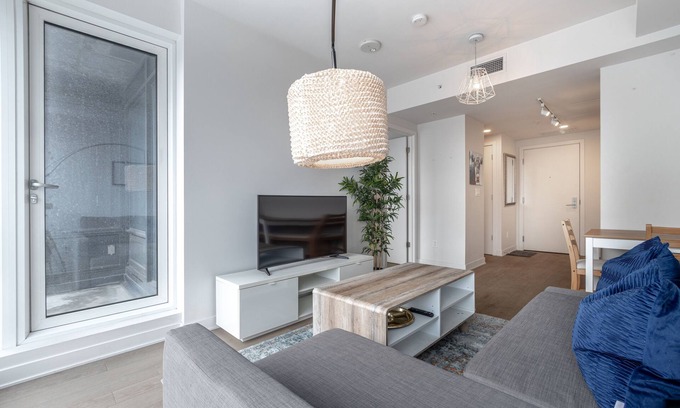 Downtown Montreal Condo | Cozy 1 Bed Apartment in AAA Location Downtown Montreal