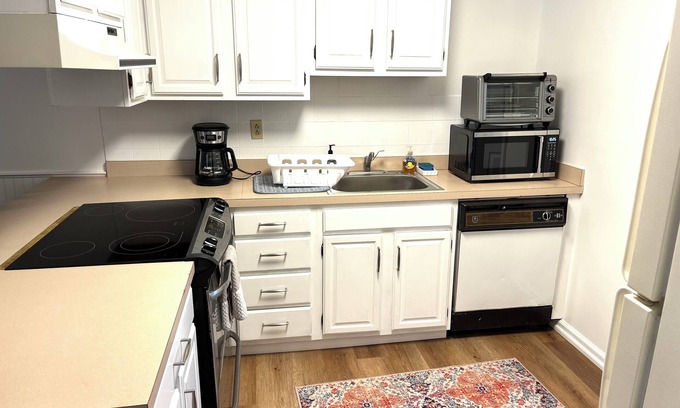 Rehoboth by the Sea Apartment | Cozy 1-bedroom apt. on 2nd floor, just 2 blocks from beach near Fifer's in Dewey
