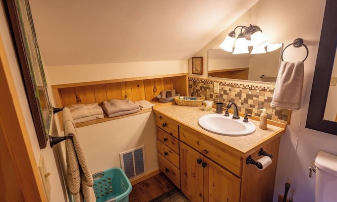 Powell Apartment | Cozy 1-bedroom apartment north of Marquette, WiFi, AC & perfect for snowmobiling