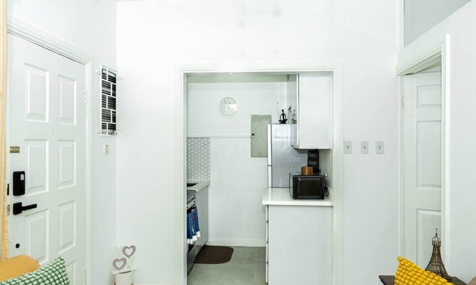 New Kingston Apartment | Cozy 1 bedroom Apartment in Kingston. 4 guests -1 bed/1 bath, w/pullout sofa bed