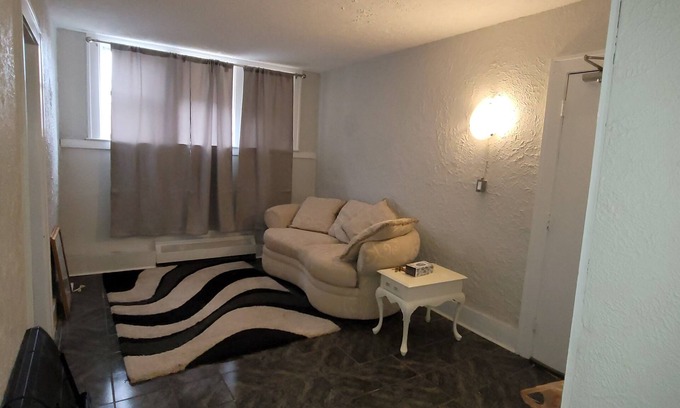 South Central Apartment | Cozy 1 bedroom apartment with Wi-Fi