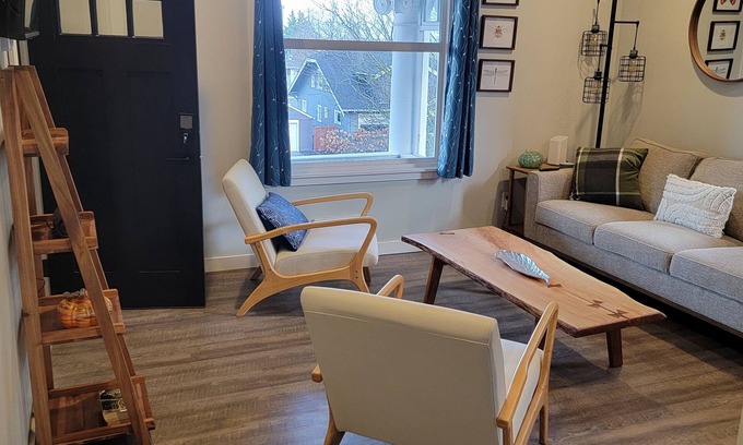 North End Apartment | Cozy 1-bedroom apartment in historic stadium district of Tacoma with WiFi, AC