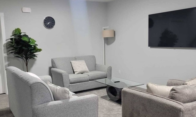Southwest Calgary House | Cozy 1 bedroom basement suite in Southwest Calgary