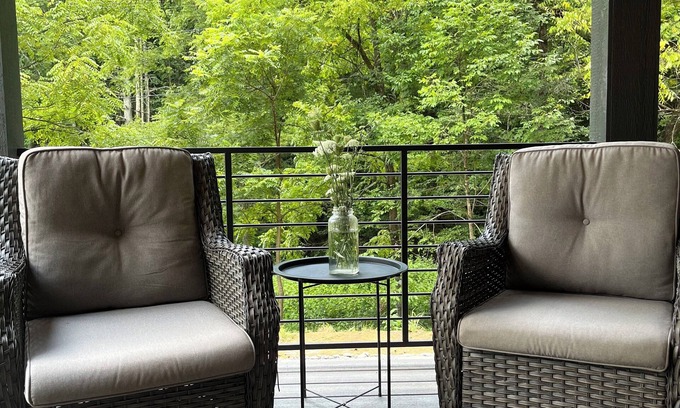 Vilas Cabin | Cozy 1 bedroom cabin with loft in Vilas. 5 miles from ASU. Slopes nearby