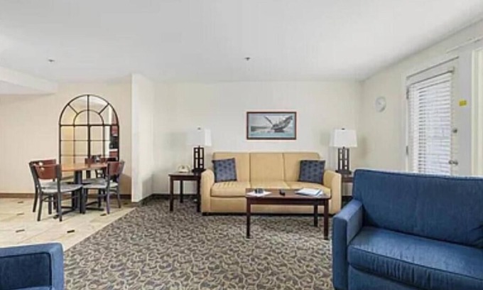 Ocean Drive Condo | Cozy 1-bedroom condo with WiFi, fitness room in enchanting Newport overlooking