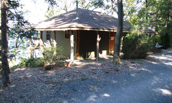 Valois Cottage | Cozy 1 Bedroom Cottage