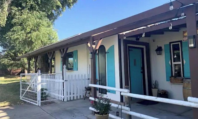 Tolleson Cottage | Cozy, 1 bedroom Cottage with Mountain views!