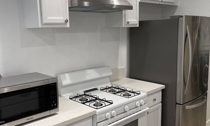 Eastside House | Cozy 1 Bedroom House with parking
