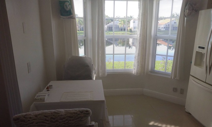Weston House | Cozy 1-bedroom house with AC and WiFi in pleasant Weston