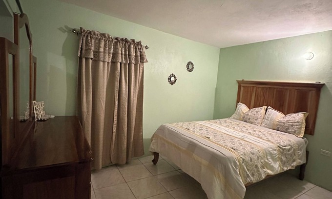 Kingston House | Cozy 1-bedroom in Kingston with AC, Hot Water, WiFi, Full Kitchen and Parking