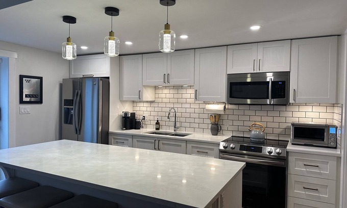 Abbotsford Apartment | Cozy 1 bedroom suite 5 minutes from UFV and the Abbotsford Entertainment Centre.