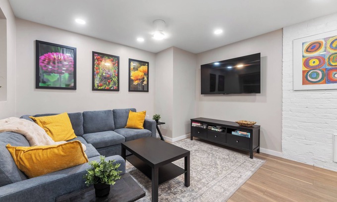 Clifton Apartment | Cozy 1-bedroom w/AC, WiFi - Heart of the Clifton Gaslight District.