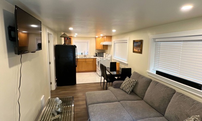 East Renton Highlands Apartment | Cozy 1-bedroom, welcoming in Renton