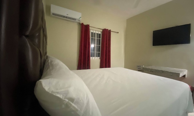 Saint Andrew Apartment | Cozy 1-bedroom with WiFi and AC in charming Kingston
