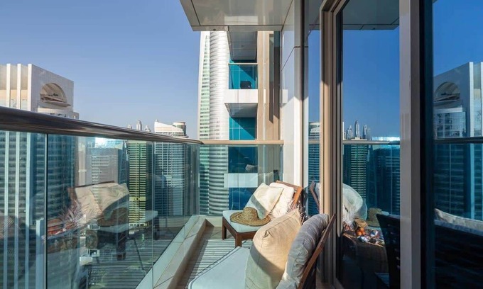 Jumeirah Lake Towers Apartment | Cozy 1BR Apartment with Lake and City Views in JLT