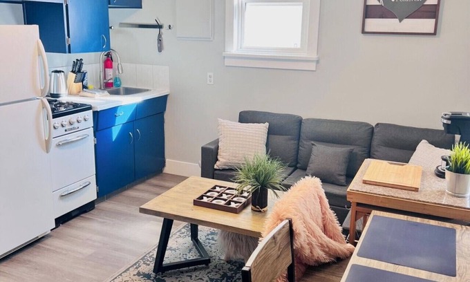 Bankview Apartment | "COZY" 1BR and 1 BATH Suite in Bankview