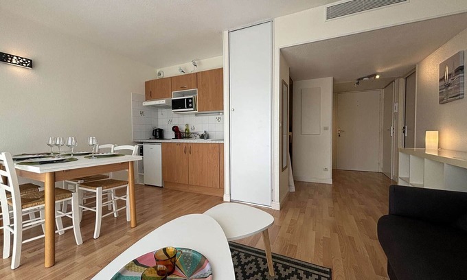 La Rochelle Apartment | Cozy 1BR Apartment in La Rochelle with Pool, Balcony & Private Parking